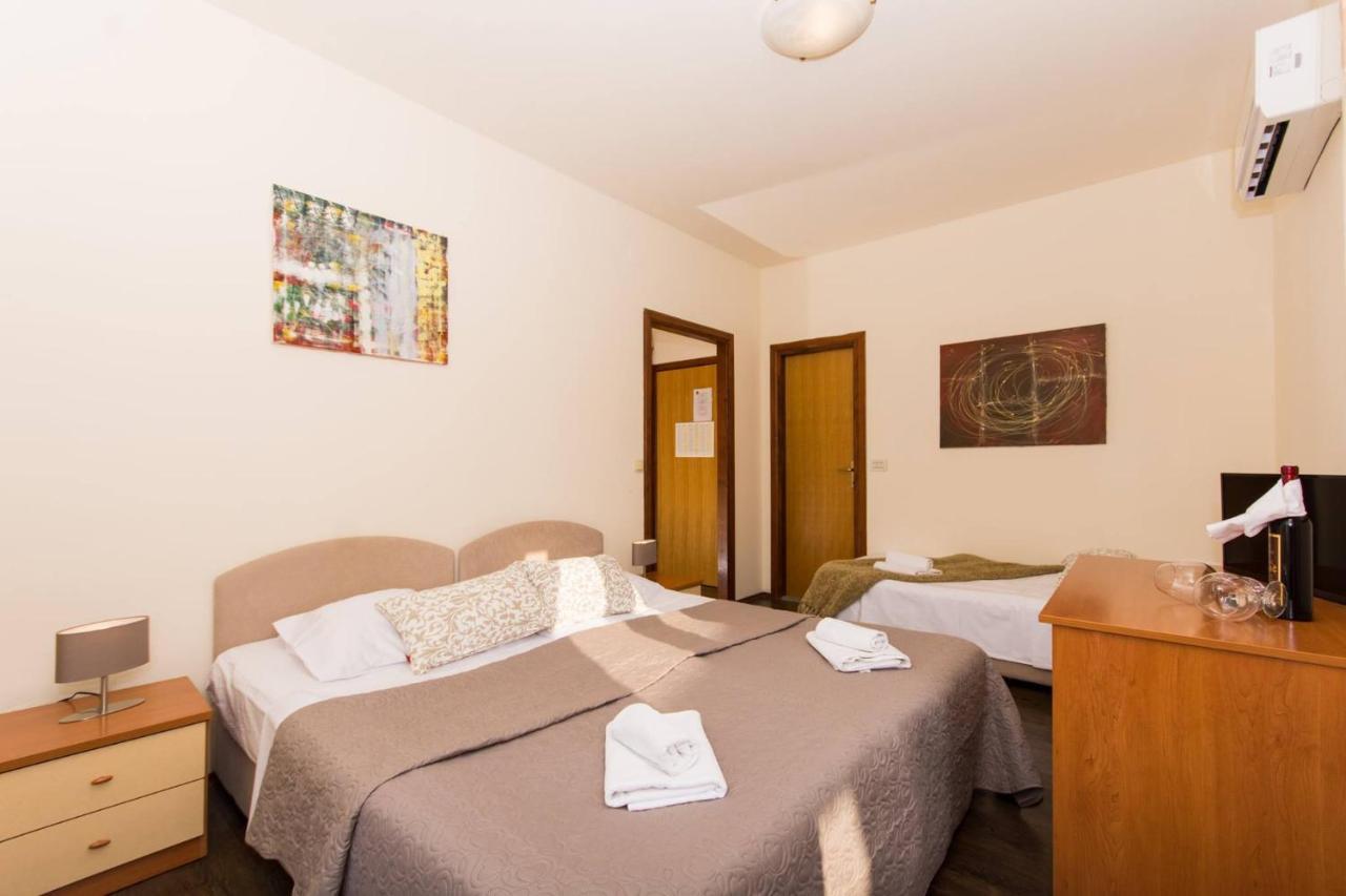 Vila Liza Bed and Breakfast Trogir Eksteriør billede